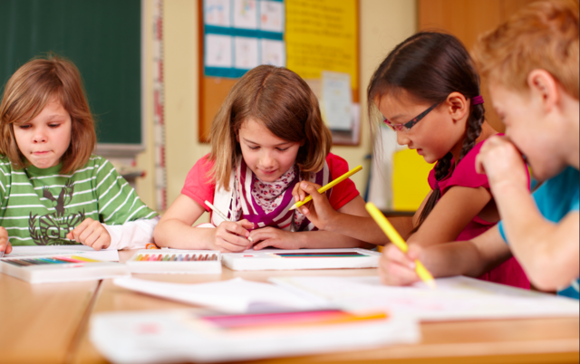 Ab 16. März schließen die Oberstufen, ab 18. März alle weiteren Schulen. In jenen für Kinder von sechs bis 14 Jahren gibt es eine Betreuungsmöglichkeit.