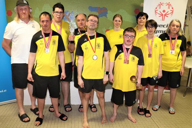 1. Reihe von r. nach l.: Helga Halwachs, Jennifer Koubek, Marcel Golacz, Markus Laschober, Hans-Peter Fleck
2. Reihe von r. nach l.: Trainerinnen Waltraud Hafner und Maria Doppelhofer, Johann Wittmann, Emanuel Horvath und Special Olympics Burgenland Bundeslandkoordinator Ernst Lueger