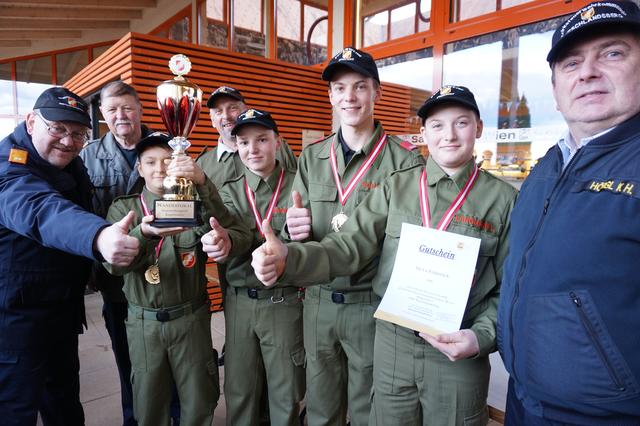 BR Josef Gaich, EBR d.F. Franz Herg, HBI d.F. Kilian Kutschi, die Siegermannschaft der FF Pirkhof sowie ABI Karl-Heinz Hörgl  | Foto: Thomas Stopper