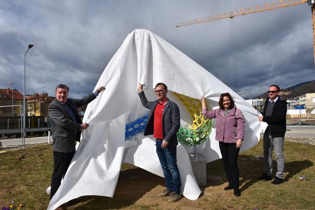Franz Rosenberger, Erwin Eggenreich, Iris Thosold und Gerd Holzer enthüllten gemeinsam die Leader-Skulptur in Weiz.  | Foto: WOCHE/NdC