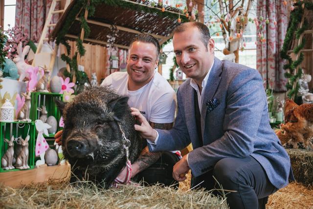 Daniel Chytra (li.) mit Gut Aiderbichl Geschäftsführer Dieter Ehrengruber und „Lucy“.