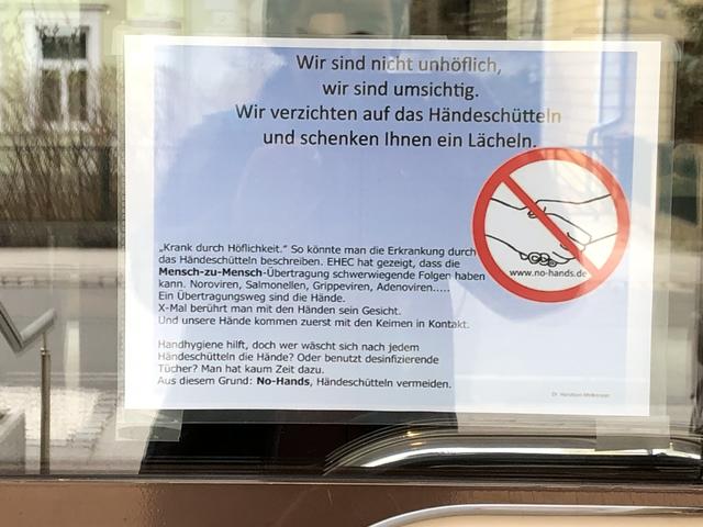 Am Möbelhaus Winter in Bad Vöslau verzichtet man "umsichtig" auf Händeschütteln, schenkt den Kunden aber ein Lächeln