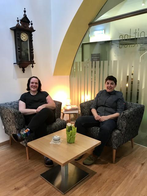 Sandra Ewaller und Astrid Brunhuber erfüllten sich mit dem Cafe Zeit.los einen Lebenstraum. | Foto: Völker