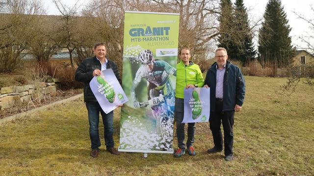 Bürgermeister Klaus Falkinger (rechts) mit seinen Obmännern Jürgen Scalet (SK Kleinzell/Granitmarathon, mitte) und Hermann Obermüller (Freiwillige Feuerwehr, links)