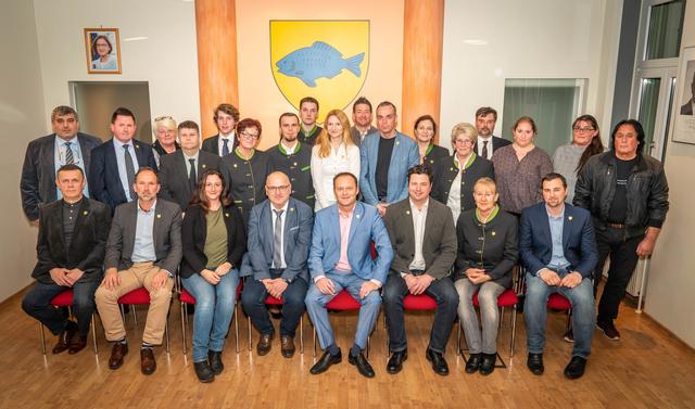 Sitzend vlnr
StR Michael Burger, StR Jürgen Punz, Familie-GR Mag. Julia Mikulecky, Vize-BGM Josef Jäger, BGM Mag. Thomas Ram, StR Ing. Gerald Baumgartlinger, Bildungs-StR Astrid Taschner, Sicherheits-StR Thomas Bäuml
Stehend vlnr
GR Zoran Stojanovic, GR Dr. Christian Friessnegger, GR Andrea Toth-Redler, GR Michael Pfeiffer, GR Tobias Leister, GR Christa Melichar, Jugend-GR Jakob Kallinger, GR Daniel Albrecht, GR Mag. (FH) Christina Hoffmann, Umwelt-GR Oliver Hausner, GR Joachim Loboda, GR Manuela Binder, GR Christine Hermann, GR Bernd Konecny, GR Mag. Maria Pribila, GR Renate Strauss, GR Erich Strauss