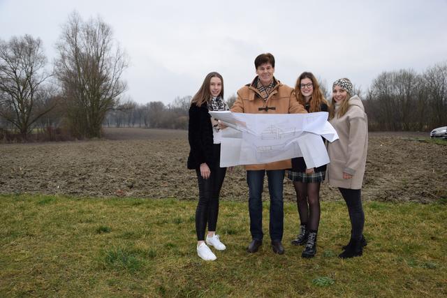 Bürgermeister Franz Angerer mit den Jungen ÖVPlerinnen der Stadtgemeinde Emma, Nicoletta und Lena (v. l.).