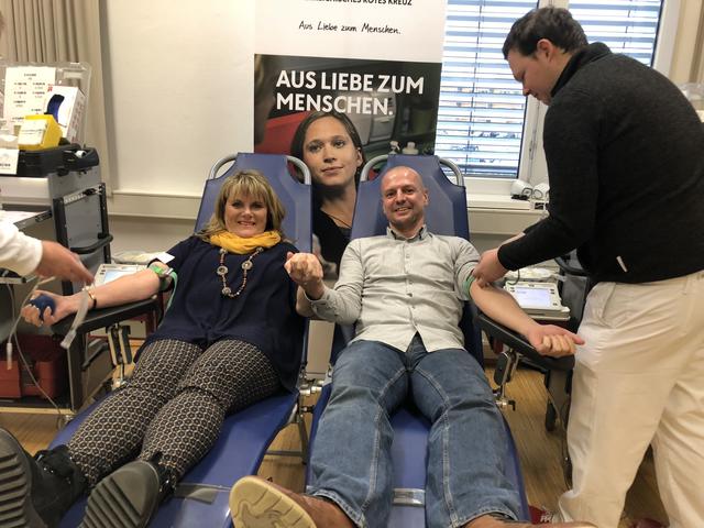 Vizebürgermeisterin Silvia Huber und der Welser Grünen-Chef Thomas Rammerstorfer beim gemeinsamen Blutspenden.