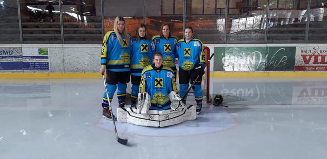 Erfolgreiche Eishockey-Damen: Lisa Marchl, Sidonie Stanek, Martina Knesz, Sophie Kaltenegger (stehend, v. l.) mit Lena Feeberger (knieend).