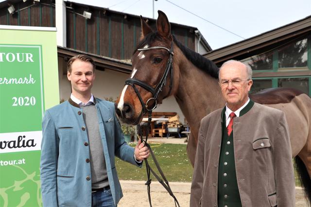 Staatsmeister Florian Bacher und Präs. Ludwig Hoffmann stellten in Fernitz-Mellach die Dressur Tour Steiermark 2020 vor.  | Foto: Edith Ertl