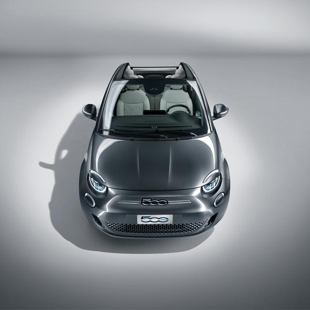Die erste Modellvariante des neuen vollelektrischen Fiat 500 ist das limitierte Cabriolet „la Prima“