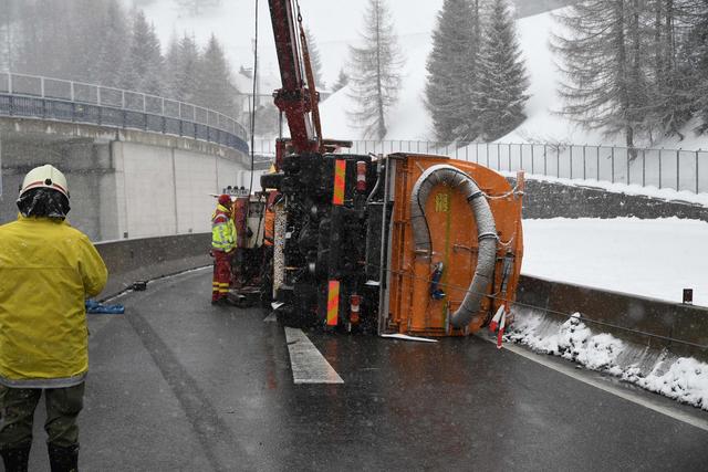 Die Straßenkehrmaschine ist seitlich umgekippt.