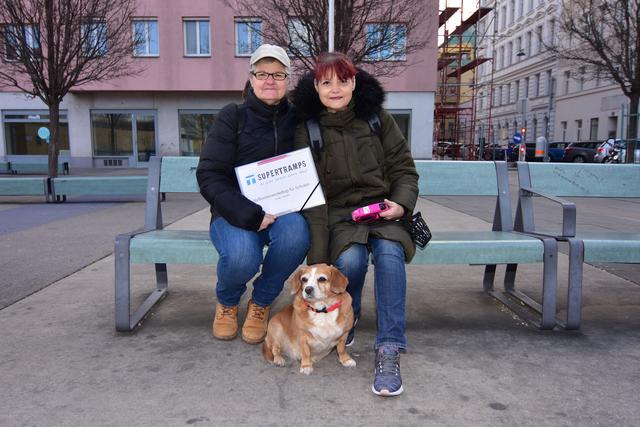 Bei sozialen Spaziergängen durch die Leopoldstadt wollenSandra (r.) und ihre Schwester Renate (l.) Vorurteile abbauen. Dabei nicht fehlen darf Sandras Hündin und treue Wegbegleiterin Lilly.