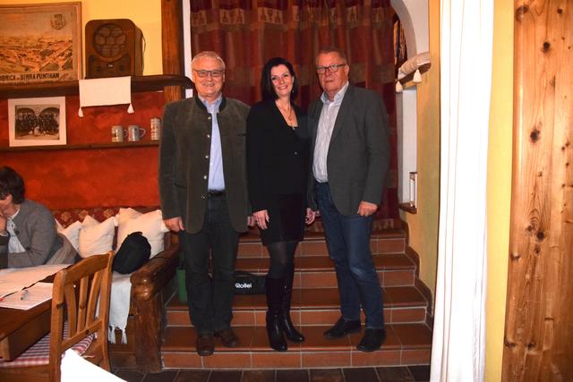 Rot Kreuz Ortsstellenleiterin Elfriede Reisenhofer, mit ihrem Vorgänger Bgm a.D. Hannes Fürndratt und Bürgermeister Rupert Fleischhacker (r.).