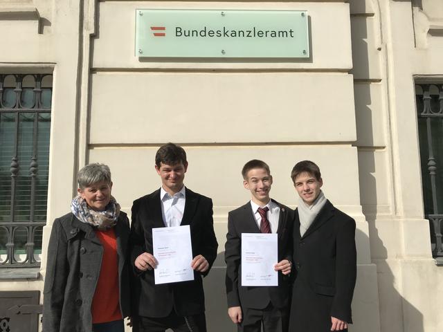 Für Alexander Haissl und Dominik Huber (im Bild mit ihren Trainern Isolde Haissl und Patrik Huber) war der Besuch im Kanzleramt ein besonderes Erlebnis.