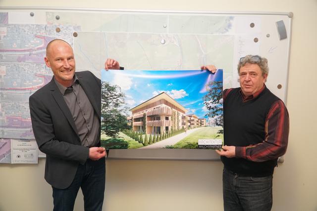 Thomas Strele (li) und Vinzenz Knapp stellten das Wohnbauprojekt vor, das im Ortsteil Graben enstehen wird.