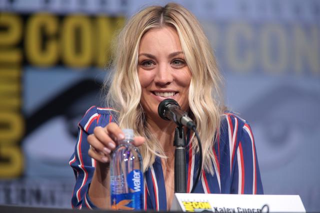 Kaley Cuoco freut sich darüber, dass sie jetzt nicht länger auf ihre Wortwahl achten muss.