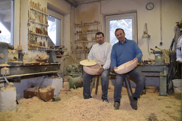 Chef Christian Meyer (l.) mit Bruder Walter, der wie so oft in der Werkstatt auf einen Ratscher vorbeigeschaut hat.