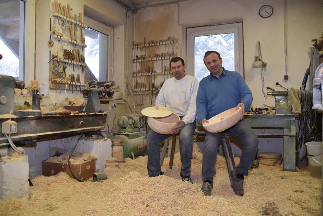 Chef Christian Meyer (l.) mit Bruder Walter, der wie so oft in der Werkstatt auf einen Ratscher vorbeigeschaut hat. | Foto: Kainz