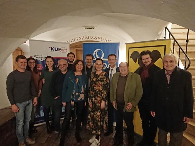 Der Vorstand des Netzwerks Kultur mit seinen Partnern der UNIQA Österreich Versicherungen AG, Raiffeisenbezirksbank Kufstein, KufNet, Stadt Kufstein und Tourismusverband Kufsteinerland.