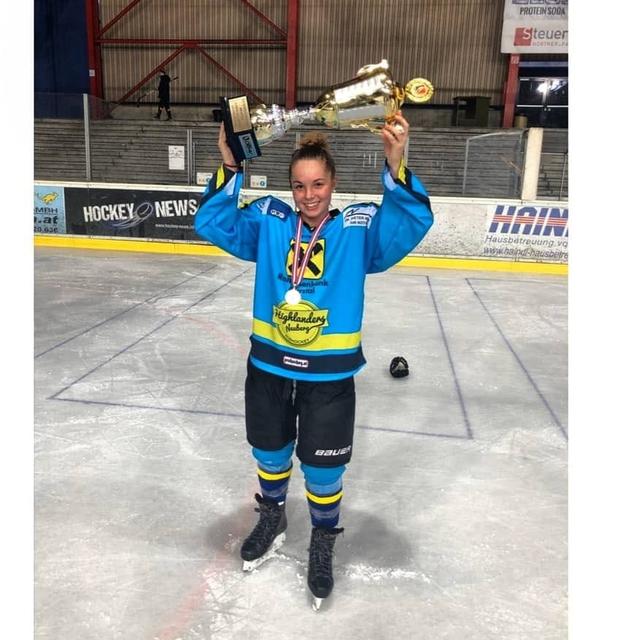 Torjägerin Jennifer Pesendorfer mit dem Meisterpokal.
