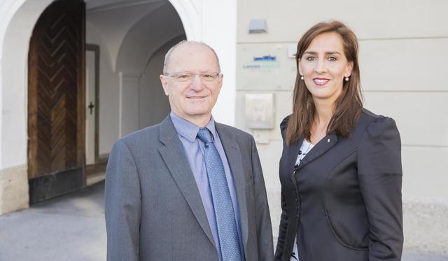 Für das Vorgehen bei einem Corona-Verdachtsfall in einer Schule, wie gerade in Wals, gelten klare Regeln, so Bildungsdirektor Rudolf Mair und LR Maria Hutter.
 | Foto: LMZ/Neumayr/Leo