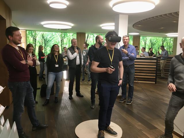 Die Teilnehmer und Teilnehmerinnen des KMU Accelerators testeten den virtuellen Showroom eines Parkettherstellers mit VR-Brille.