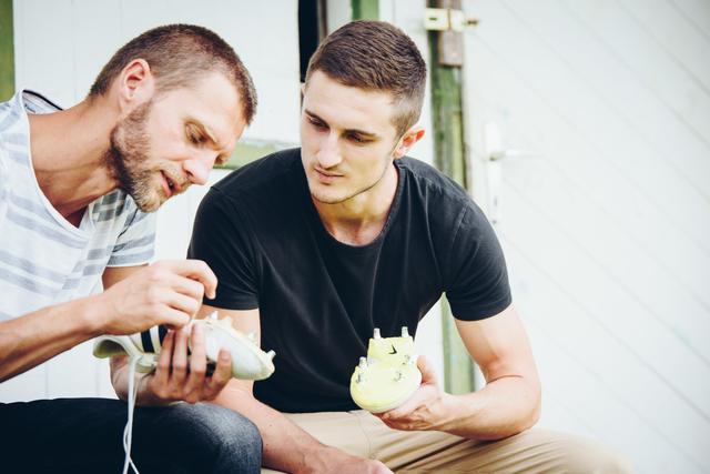 David Krusch (re.) entwickelte gemeinsam mit seinem Freund Manuel Kössl (li.) neue Stollen für Sportschuhe.