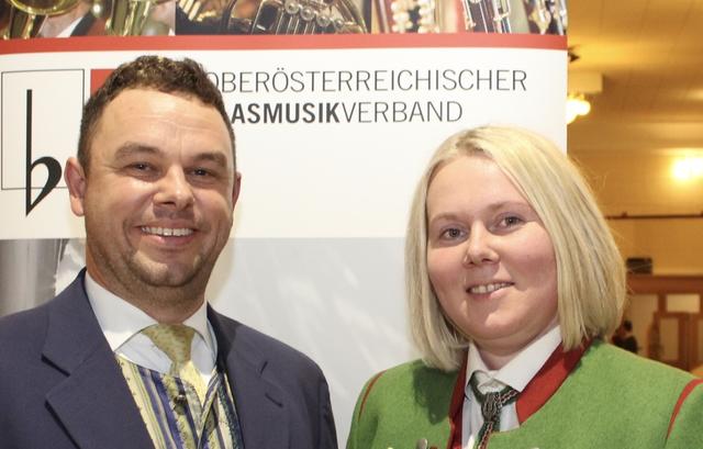 Bezirksobfrau Stefanie Meiseleder mit Bezirkskapellmeister Arnold Renhardt