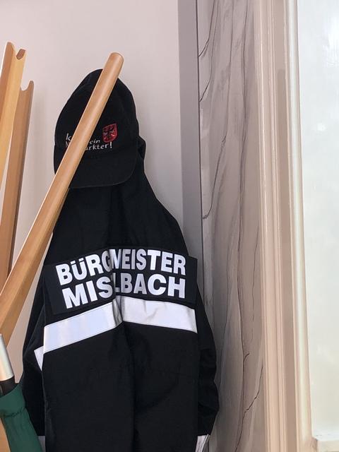 Die Jacke des Bürgermeister hängt derzeit am Hacken. Bis zur Angelobung eines Neuen durch die Bezirkshauptmannschaft, bleibt Christian Balon im Amt.