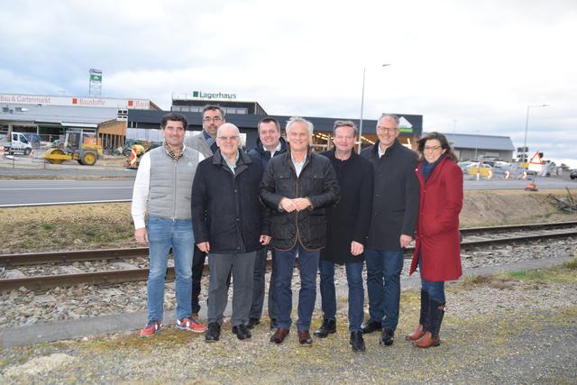 Neue Zufahrt: Reinhold Frasl, Thomas Lebersorger, Wolfgang Schüller, Gerhard Bayer, Robert Altschach, Gottfried Waldhäusl, Rudolf Polt und Marlene Lauter bei der Eröffnung des Nordasts des Kreisverkehrs beim Einkaufszentrum.