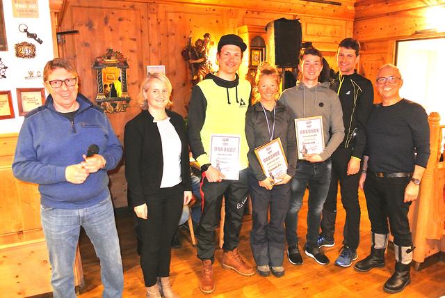 SC-Obm. Alois Engl, LA Claudia Hagsteiner, Bezirksmeister, Bez.Kdt. Martin Reisenzein, PSV-Obm. Günther Rossi (v. li.).