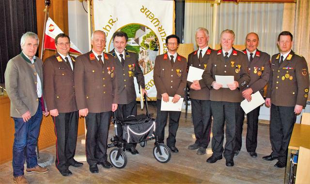 Die Ehrengäste mit den Geehrten der Feuerwehr Hochfilzen. Im Hintergrund die restaurierte Fahne und der neue Jugendwimpel.