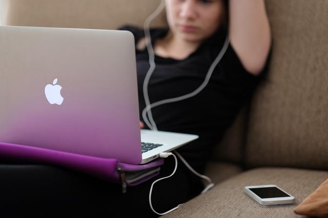 Schüler sollen ab nächster Woche nicht mehr in die Schule kommen. Für den "Unterricht" zuhause werden Übungshefte zur Verfügung gestellt. Die Kommunikation soll über E-Mail, Smartphone und Chatgruppen sichergestellt werden.