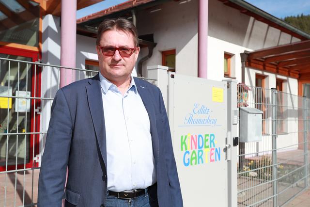 Edlitz Ortschef vorm Kindergarten, den Edlitz mit Thomasberg betreibt. Vor zehn Jahren kam die 3. Gruppe dazu, nun eine vierte.