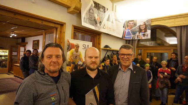 Lechaschaus Bürgermeister Hansjörg Fuchs, Obmann des Billardclubs Marc Pichler und Präsident des Hauptsportvereins Franz Stocker bei der Preisverleihung.