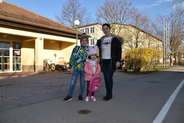 Noor Alazawe mit Saif und Aileen: Sie wird die Kinder ab nächster Woche selber betreuen.