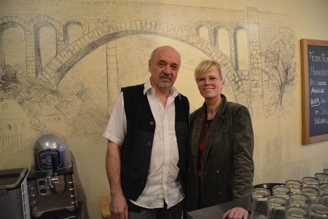 Johann Berger und Ursula Zechner lassen die Gastwirtschaft im Töpperschloss Neubruck vorerst geöffnet, müssen ihre Veranstaltungen allerdings absagen.