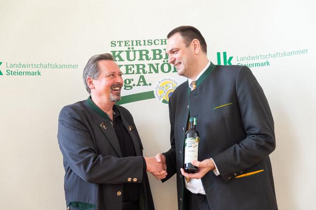 Der erfolgreiche und umsetzungsstarke Geschäftsführer Andreas Cretnik (rechts) übergibt die Geschäfte ab 1. April an Reinhold Zötsch (links). Cretnik wechselt als Vorstand zu Alwera.