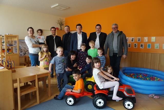 Pfarrkindergarten Fürstenfeld: Die Kinder freuten sich über zwei neue Spielzeugtraktoren.