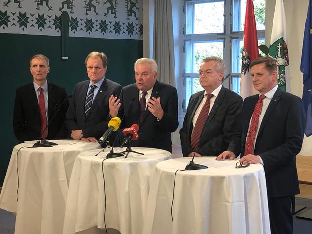 Verkündeten die Absage der Gemeinderatswahl 2020: Wolfgang Wlattnig (Leiter der Wahlabteilung), Erwin Dirnberger (Gemeindebund), die Landesspitze mit LH Hermann Schützenhöfer, LH-Vize Anton Lang sowie Kurt Wallner (Städtebund)
