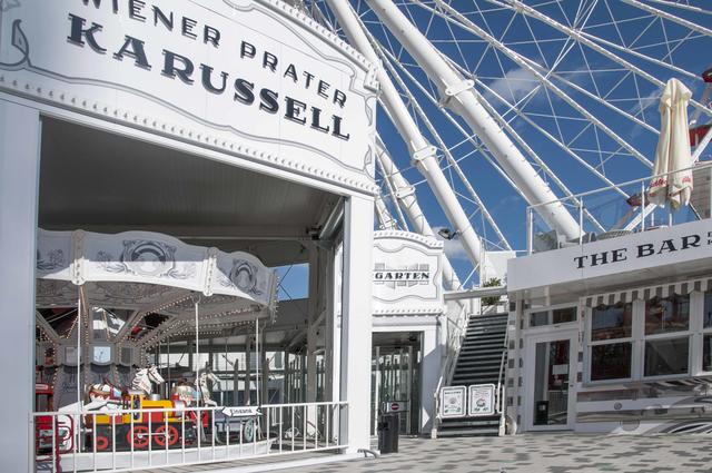 Sitzt man auf der Dachterrasse des kleinen Bio-Kiosks, ist es entspannend, das bunte Treiben aus luftiger Höhe zu beobachten.