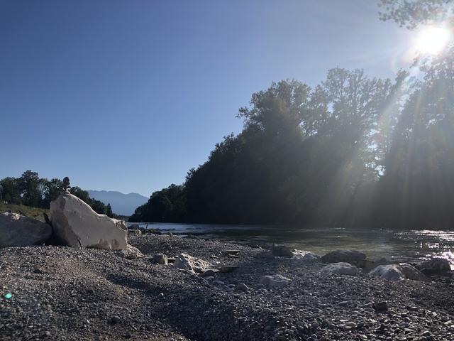 Die Siezenheimer Au an der Saalach gehört für die Bevölkerung von Wals-Siezenheim zu den wichtigsten Naherholungs- flächen. Nun gibt es dort ein geplantes Hochwasserschutzprojekt.