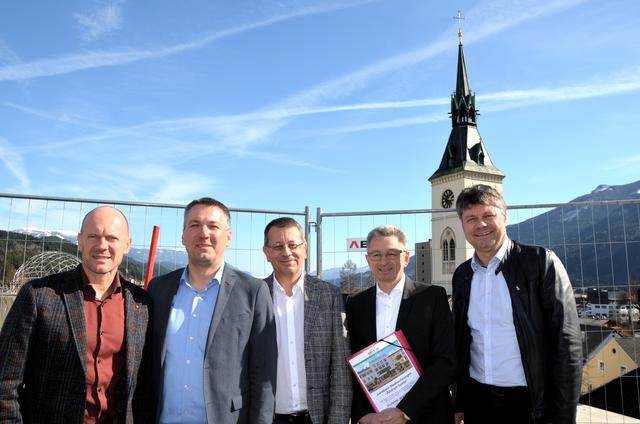 Auf der Penthouse-Terrasse in spe: Bauträger Arno Klausner, Vizebürgermeister Andreas Unterrieder, Bauträger Kurt Neustätter, Immobilieninvestor Wolfgang Murauer und Bürgermeister Gerhard Pirih