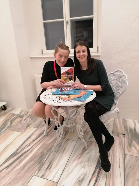 Hackbrett-Talent Miriam Taurer mit Lehrerin Claudia Allesch