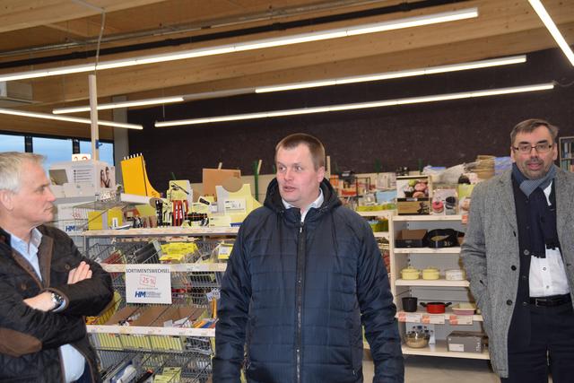 Gerhard Bayer führt durch den Baumarkt.