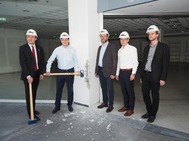 Symbolischer Abbruch in der Leobener Rathaus-Passage: Stadtwerkedirektor Ronald Schindler, Bürgermeister Kurt Wallner, Architekt Thomas Mathoi, Kulturmanager Gerhard Samberger, Baudirektor Heimo Berghold (v.l.). | Foto: Gaube