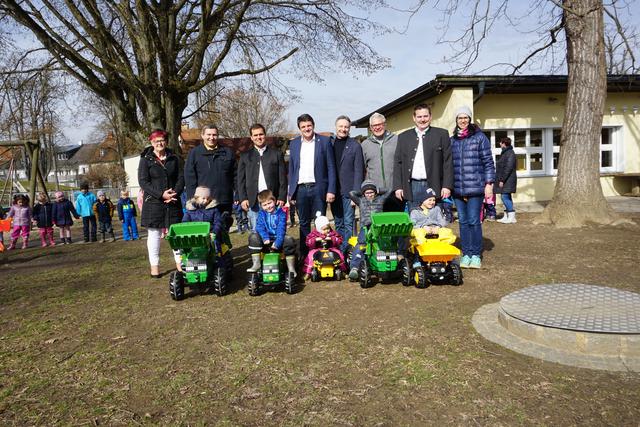 Im Städtischen Kindergarten Fürstenfeld war die Freude über fünf neue Tretttraktoren groß.