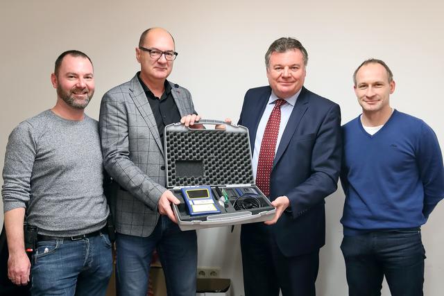 Im Bild (von links): Bundesausbilder für die Drogenvortestgeräte, Michael Schmidt, Oberst Klaus Scherleitner, LR Günther Steinkellner und Bundesausbilder René Pessnegger-Macher bei der offiziellen Übergabe der Drogenvortestgeräte.