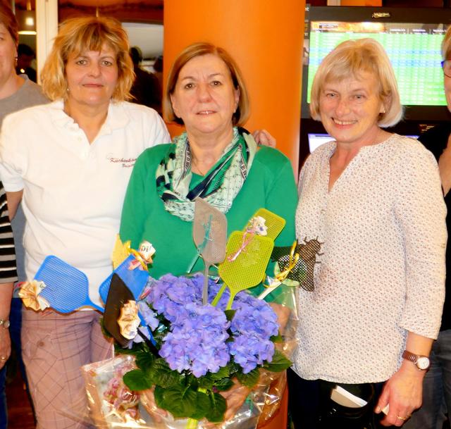 Melitta Gschwentner (rechts) und Nachfolgerin Brigitte Hillberger (links) wünschten ihrer Chefin Heidi Gründler (Mitte) alles Gute für die Pension.