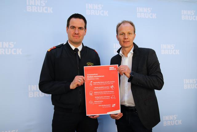 Der für die Sicherheit und Gesundheit zuständigen VBM Johannes Anzengruber und Branddirektor Helmut Hager präsentieren Verhaltensweisen gegen den Corona-Virus.